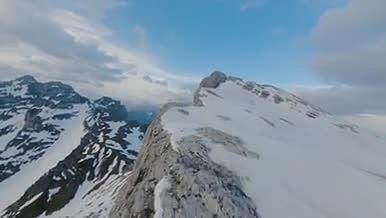 4K无人机山脉中飞行视频的预览图